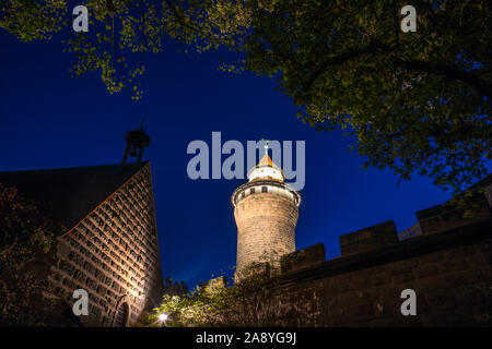 Die beleuchteten Sinwellturm aus gesehen auf dem Gelände der Kaiserburg Festung, oder auch als der Nürnberger Burg, in der Stadt Nürnberg bekannt i Stockfoto