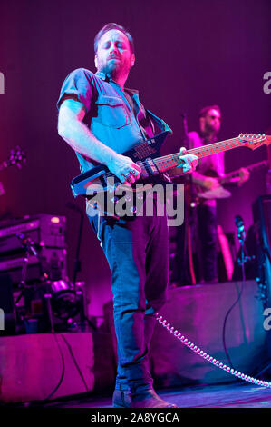 November 8, 2019 - Raleigh, North Carolina; USA - Musiker DAN AUERBACH der schwarzen Tasten führt Leben, wie Ihre 2019 Tour macht Halt am PNC-Arena in Raleigh befindet. Copyright 2019 Jason Moore. (Bild: © Jason Moore/ZUMA Draht) Stockfoto