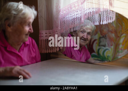 Ältere Frau sieht ihr Spiegelbild. Stockfoto