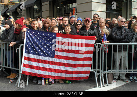 November 11, 2019, New York City, New York, USA: Präsident Donald Trump spricht auf der 100-jährliche Veterans Day Parade in N.y.c. nach seiner Rede gab es einen Moment der Stille und dann Veteranen bis marschierte der 5th Avenue (Credit Bild: © Bruce Cotler/Kugel Fotos über ZUMA Draht) Stockfoto