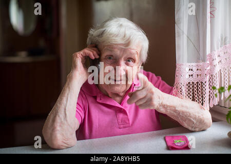 Ältere russische frau Gespräch am Handy. Stockfoto