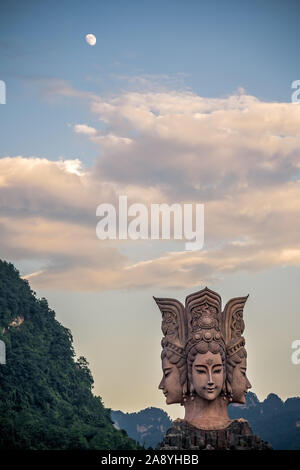 Landschaftspark Wulingyuan gelegen, China - August 2019: Vier konfrontiert Skulptur am Eingang der Romantik Park in Suoxiyu Stadt im Landschaftspark Wulingyuan gelegen. Es ist berühmt für t Stockfoto