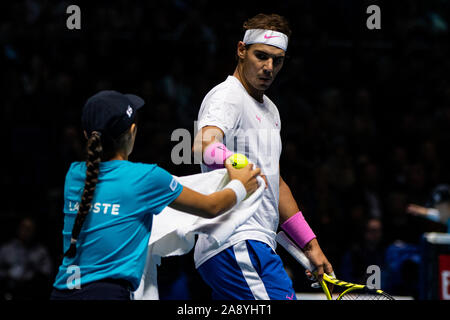 London, Großbritannien. 11 Nov, 2019. Rafael Nadal aus Spanien gegen Alexander Zverev von Deutschland an Tag zwei der Nitto ATP World Tour Finale in der O2 Arena am 10. November 2019 in London, England Credit: Unabhängige Fotoagentur/Alamy leben Nachrichten Stockfoto