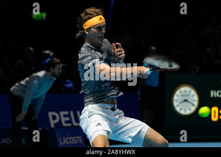 London, Großbritannien. 11 Nov, 2019. Alexander Zverev von Deutschland gegen Rafael Nadal aus Spanien an Tag zwei der Nitto ATP World Tour Finale in der O2 Arena am 10. November 2019 in London, England Credit: Unabhängige Fotoagentur/Alamy leben Nachrichten Stockfoto