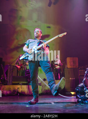 November 8, 2019 - Raleigh, North Carolina; USA - Musiker DAN AUERBACH der schwarzen Tasten führt Leben, wie Ihre 2019 Tour macht Halt am PNC-Arena in Raleigh befindet. Copyright 2019 Jason Moore. (Bild: © Jason Moore/ZUMA Draht) Stockfoto