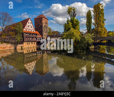 Die schöne Aussicht auf die Pegnitz in Richtung Weinstadel Haus, Hangmans Tower und der Henkersteg, oder Hangmans Brücke, in Nürnberg, Deutschland. Stockfoto