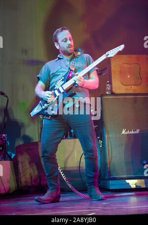 November 8, 2019 - Raleigh, North Carolina; USA - Musiker DAN AUERBACH der schwarzen Tasten führt Leben, wie Ihre 2019 Tour macht Halt am PNC-Arena in Raleigh befindet. Copyright 2019 Jason Moore. (Bild: © Jason Moore/ZUMA Draht) Stockfoto