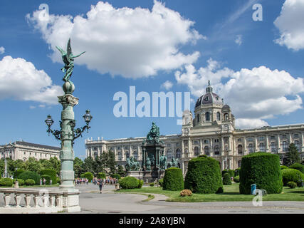 In der Mitte der Maria-Theresien-Platz in Wien ist eine große Statue, die Kaiserin Maria Theresia, Namensgeber des Platzes. Stockfoto