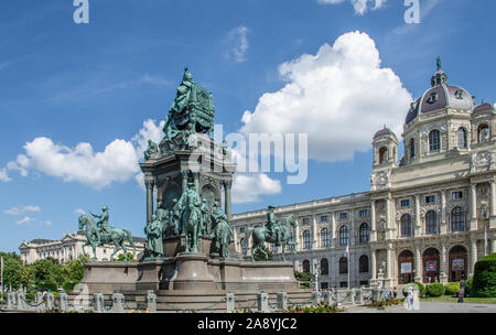 In der Mitte der Maria-Theresien-Platz in Wien ist eine große Statue, die Kaiserin Maria Theresia, Namensgeber des Platzes. Stockfoto