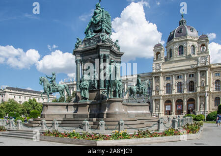 In der Mitte der Maria-Theresien-Platz in Wien ist eine große Statue, die Kaiserin Maria Theresia, Namensgeber des Platzes. Stockfoto