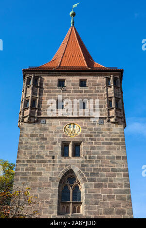 Ein Blick auf die Stadt Tiergartnertor Tor und Turm in der Altstadt von Nürnberg in Deutschland. Stockfoto