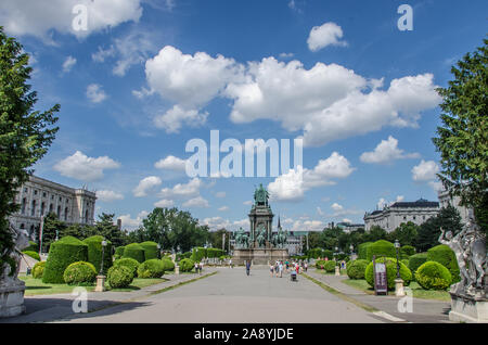 In der Mitte der Maria-Theresien-Platz in Wien ist eine große Statue, die Kaiserin Maria Theresia, Namensgeber des Platzes. Stockfoto