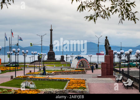 Blick auf die Stele Stadt der militärischen Ruhm und das Zavoiko VS Denkmäler in Petropavlovsk, Russland. Stockfoto