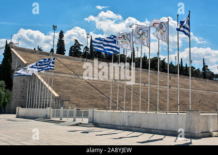 Athen, Griechenland, 04.Juni 2016. Blick auf das alte Olympiastadion in Athen und Fahnen flattern. Stockfoto