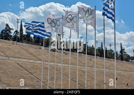 Athen, Griechenland, 04.Juni 2016. Blick auf das alte Olympiastadion in Athen und Fahnen flattern. Stockfoto