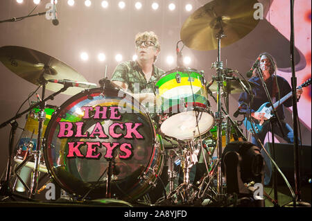 November 8, 2019 - Raleigh, North Carolina; USA-Drummer PATRICK CARNEY der schwarzen Tasten führt Leben, wie Ihre 2019 Tour macht Halt am PNC-Arena in Raleigh befindet. Copyright 2019 Jason Moore. (Bild: © Jason Moore/ZUMA Draht) Stockfoto