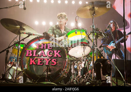 November 8, 2019 - Raleigh, North Carolina; USA-Drummer PATRICK CARNEY der schwarzen Tasten führt Leben, wie Ihre 2019 Tour macht Halt am PNC-Arena in Raleigh befindet. Copyright 2019 Jason Moore. (Bild: © Jason Moore/ZUMA Draht) Stockfoto