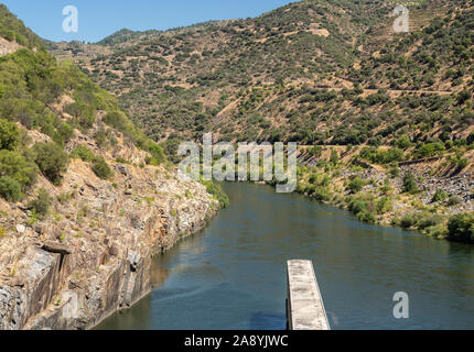 Solide Struktur des Valeira Damm auf dem Douro Fluss hinunter in die Schlucht und enge Schlucht Stockfoto