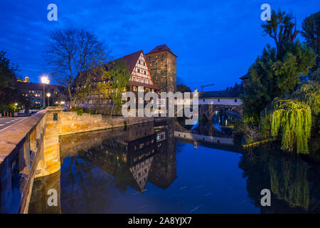 Die schönen Abend Blick vom Max Brucke Brücke über die Pegnitz in Richtung Weinstadel Haus, Hangmans Tower und der Henkersteg, in Nürnberg Stockfoto