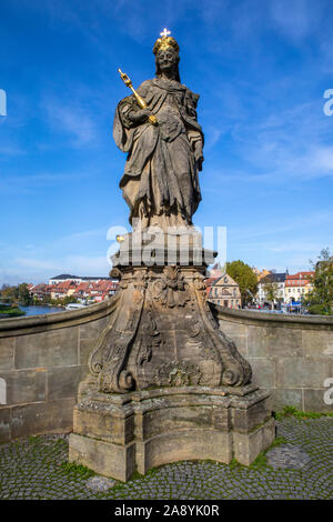 Schöne Statue des Hl. Kunigunde von Luxemburg auf Untere Brucke, oder untere Brücke, in der bayerischen Stadt Bamberg in Deutschland. Stockfoto