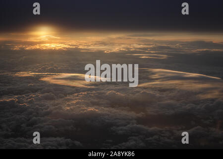 Aussicht von unserem Airbus A320 fliegen, von Gibraltar bis Heathrow, der cloudscapes, während die Sonne gesetzt Stockfoto