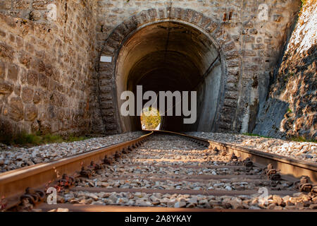 Rail Road Tracks, die in der Rinne Stockfoto