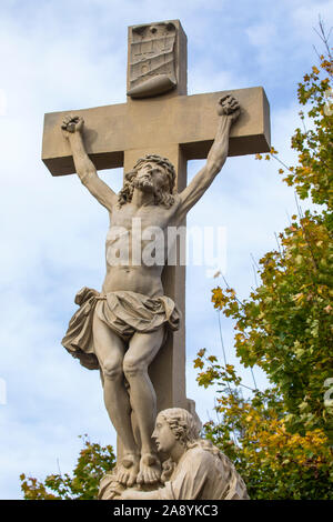 Die Kreuzigungsgruppe, oder Kreuzigungsgruppe, Statue in die Obere Brucke in der bayerischen Stadt Bamberg in Deutschland. Stockfoto