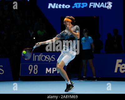 London, Großbritannien. 11 Nov, 2019. Nitto ATP-Finale; Alexander Zverev (GER) spielt eine Vorhand Schuß in seinem Match gegen Rafael Nadal (ESP) - Redaktionelle Verwendung Credit: Aktion Plus Sport Bilder/Alamy leben Nachrichten Stockfoto