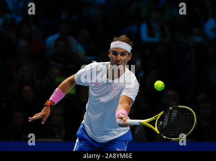 London, Großbritannien. 11 Nov, 2019. Nitto ATP-Finale; Rafael Nadal (ESP) spielt eine Vorhand Schuß in seinem Match gegen Alexander Zverev (GER) - Redaktionelle Verwendung Credit: Aktion Plus Sport Bilder/Alamy leben Nachrichten Stockfoto