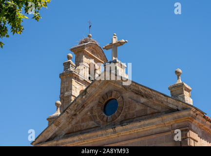 Detail der Glockenturm und Storch Vogel Nest auf dem Dach der Kirche San Pablo in Salamanca, Spanien Stockfoto