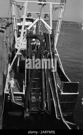 Fishermans Boot in Schwarz und Weiß am Dock Stockfoto