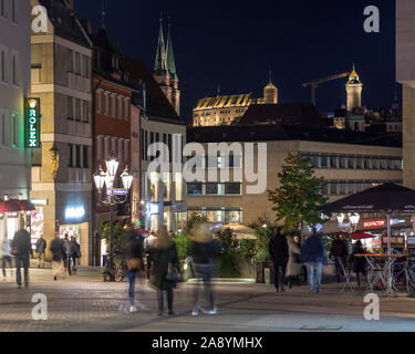 Nürnberg, Deutschland - 22. Oktober 2019: ein Ausblick hinunter in der Königstraße in der Stadt Nürnberg in Deutschland. Die Türme der Nürnberger Burg und der Turm der Stockfoto