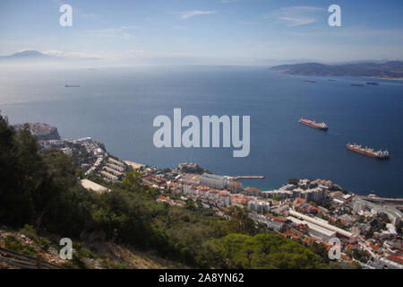 Blick von der Spitze des Felsens von Gibraltar Blick auf die Straße, mit Jebel Musa gerade über dem Dunst sichtbar, in Marokko Stockfoto