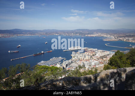 Blick auf die Bucht von Gibraltar von der Spitze des Felsens Stockfoto