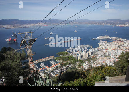 Blick auf die Bucht von Gibraltar von der Spitze des Felsens Stockfoto