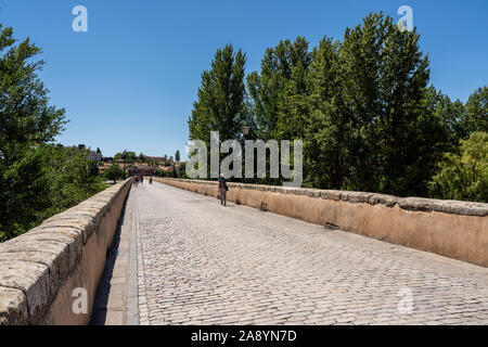 Gepflasterten Oberfläche der alten römischen Brücke entfernt von der Stadt Salamanca in Spanien führenden Stockfoto