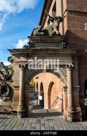 Nürnberg, Deutschland - 25. Oktober 2019: ein Stein Rind auf dem Fleischbrucke oder Metzger Brücke, Symbol für Fränkische stoische Gelassenheit, in der Stadt von Nu Stockfoto