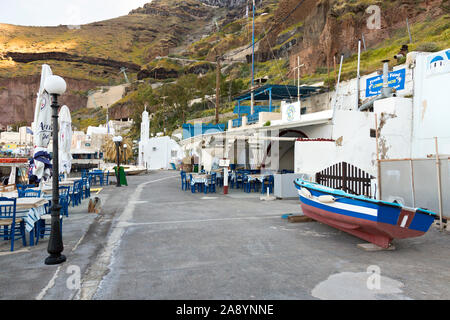 Der Alte Hafen Stadt Skala unten Thira, auf der griechischen Insel Santorini. Am frühen Morgen, bevor die Touristen ankommen. Stockfoto