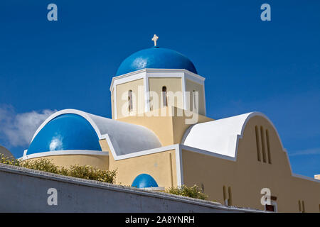 Einige der blauen Kuppeln von Oia, Santorini gegen den tiefblauen Himmel, an einem sonnigen Tag. Stockfoto