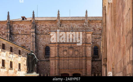 Reich verzierte Fassade im plateresken Stil an der Universität Salamanca in Spanien Stockfoto