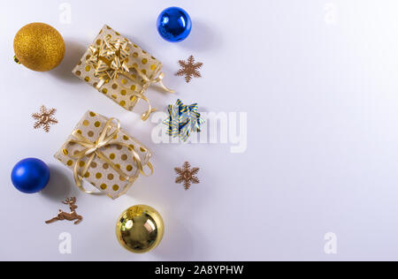 Weihnachten Komposition. Weihnachtsgeschenke, blaue und goldene Verzierungen auf Weiß. nach oben anzeigen, kopieren Raum Stockfoto