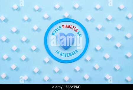 Symbol des Diabetes mit Zucker Würfel auf Pastell-blaue Hintergrund. Weltdiabetestag Konzept. Stockfoto