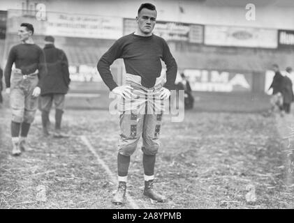 Foto zeigt Burleigh Cruikshank, amerikanischer Fußballspieler für Washington & Jefferson College, vor einem Fußballspiel gegen Rutgers Universität an der Polo Grounds in New York City am 28. November 1914 Stockfoto