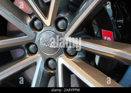 Ein Detail des Rad eines Luxus Sportwagen von Audi auf dem Brüsseler Flughafen Zaventem in Belgien ausgestellt. Stockfoto