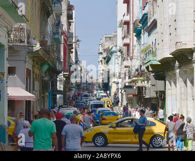 Eine belebte Straße in der Altstadt von Havanna, Kuba, 03-16-2019 003 Stockfoto