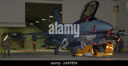 Us Air Force Piloten aus den 52 Aircraft Maintenance Squadron, Park eine F-16 Fighting Falcon innerhalb einer schützenden Flugzeuge Schutz während der Blauen Flagge 2019 an uvda Air Base, Israel, November 6, 2019. Die Blaue Flagge ist eine alle zwei Jahre stattfindende Veranstaltung, die erstellt und verwaltet eine defensive Interoperabilität durch eine Vielzahl von Schulungen Szenarien, können Piloten aus mehreren Ländern fliegen und kämpfen gemeinsam zu üben. (U.S. Air Force Foto von Airman 1st Class Kyle Cope) Stockfoto