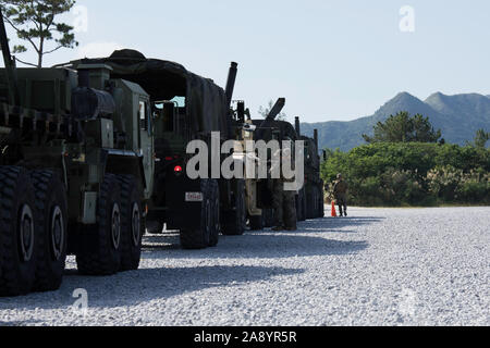 Us-Marines prüfen ihre Fahrzeuge nach einem Konvoi während einer Feldübung auf Camp Hansen, Okinawa, Japan, November 5, 2019. Motor Transport Unternehmen, 3. Transport Support Bataillons, Bekämpfung der Logistik Regiment 3, 3 Marine Logistik Gruppe konzentrierte sich auf die Verbesserung ihrer taktischen Fähigkeiten Konvoi Operationen, Bewegung steuern, Vertraut werden mit der Ausrüstung und die Mission der Planung während der FEX. (U.S. Marine Corps Foto von Pfc. Courtney A. Robertson) Stockfoto