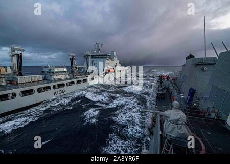 191105-N-UB 406-0083 Norwegische See (Nov. 5, 2019) Die US-Marine geführte Anti-raketen-Zerstörer USS Gridley (DDG101), rechts, Transite neben der Royal Fleet Auxiliary Tide-Klasse Auffüllung tanker Tidesurge (A 138), Links, während eines laufenden Nachschub. Gridley ist unterwegs auf einem geplanten Einsatz als Flaggschiff der Standing NATO Maritime Group eine maritime Operationen durchzuführen und einen kontinuierlichen maritime Fähigkeit zur NATO im nördlichen Atlantik. (U.S. Marine Foto von Mass Communication Specialist 2. Klasse Cameron Stoner) Stockfoto