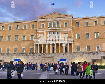 Athen/Griechenland - 02. November 2019: Menschen außerhalb Griechenlands Parlamentsgebäude. Stockfoto