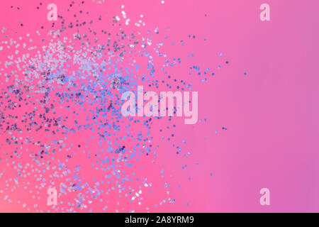 Farbenfrohe rosa Hintergrund mit Silber Glitzer Konfetti. Kopieren Sie Platz. Stockfoto